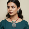 The  Red cod and flower necklace